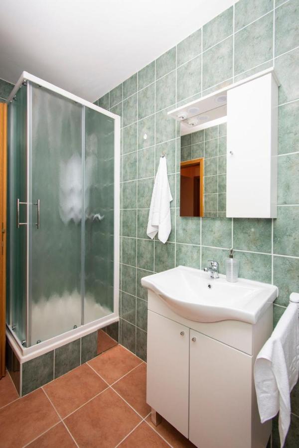 Family Holiday Apartments Lucia Vodice Esterno foto