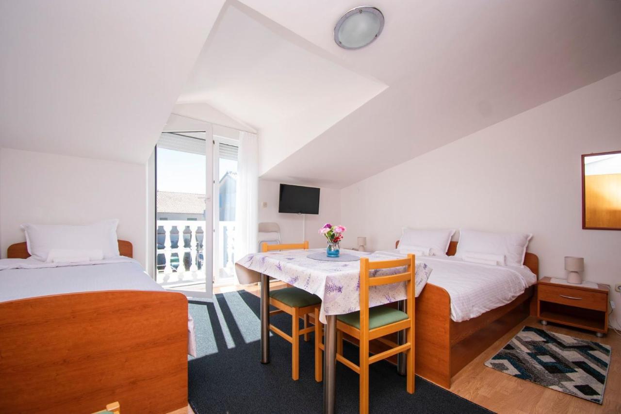 Family Holiday Apartments Lucia Vodice Esterno foto