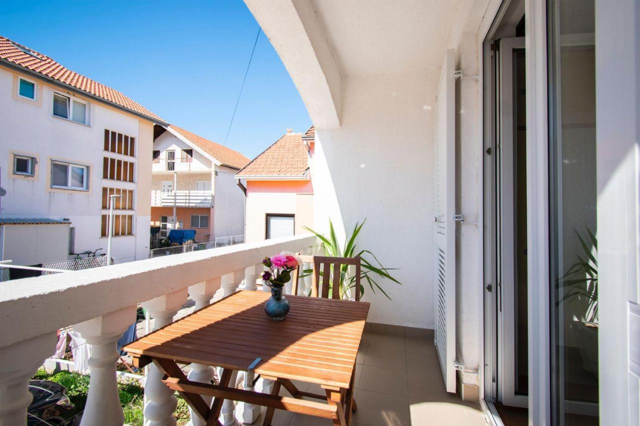 Family Holiday Apartments Lucia Vodice Esterno foto